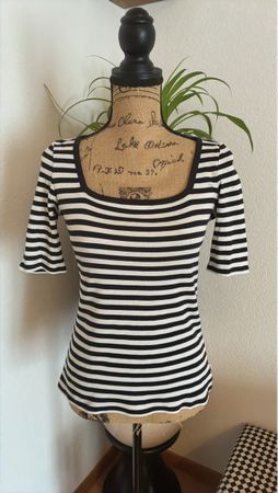 T-shirt rayé noir et blanc, manches 3/4, style marin!