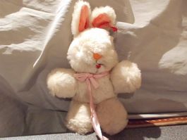 Hase, eierschalenweiss, rosa Bändel