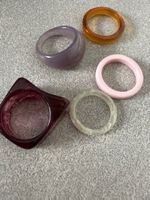 Ringe Kunstharz 5er Set verschiedene Farben Zustand neu