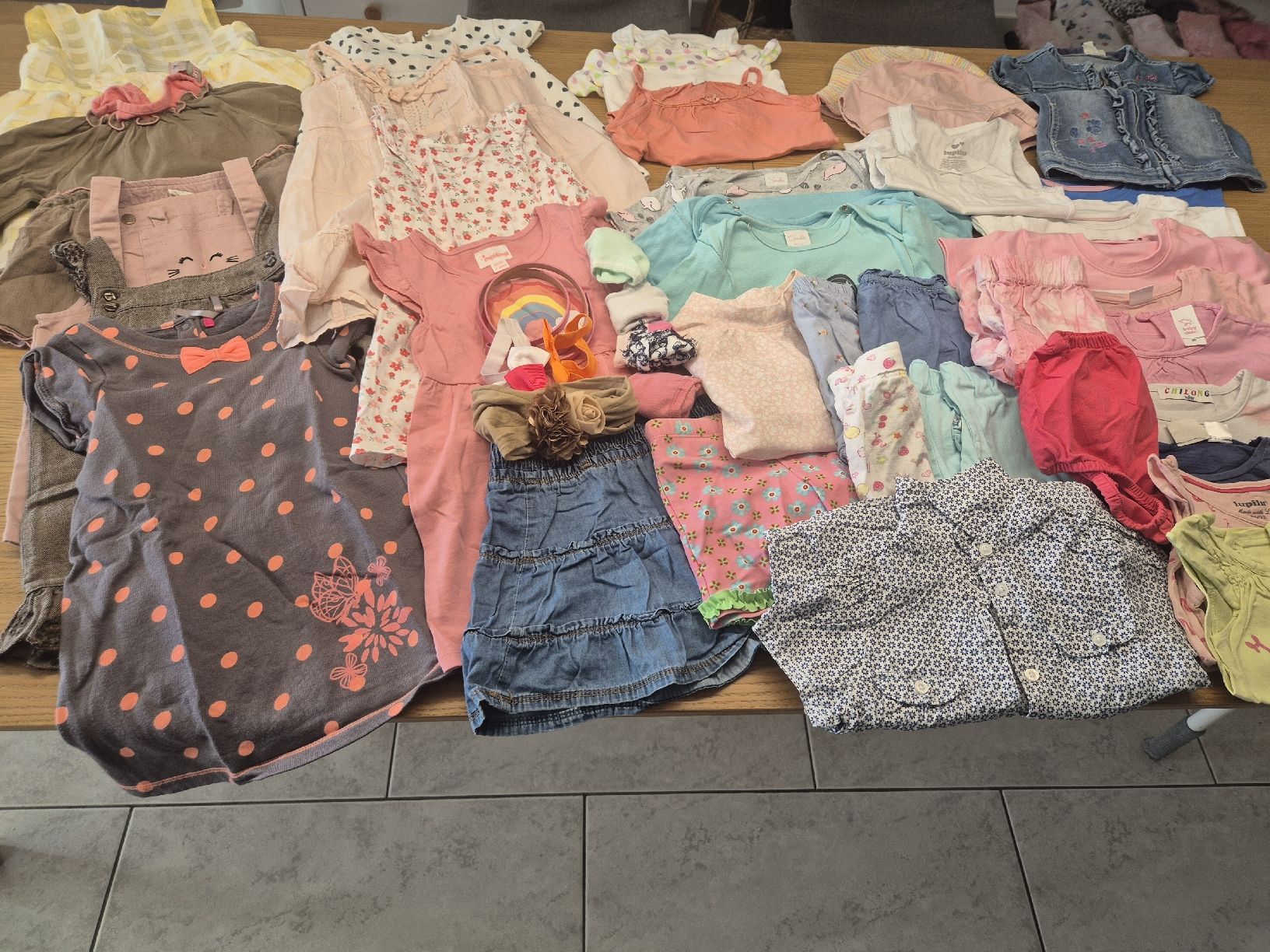 Kleiderpakete & -sets: Kleiderpaket 1, Sommer, Mädchen, 42 Teile, Grösse 86 – Gebraucht aus Menzingen von Aksirp05