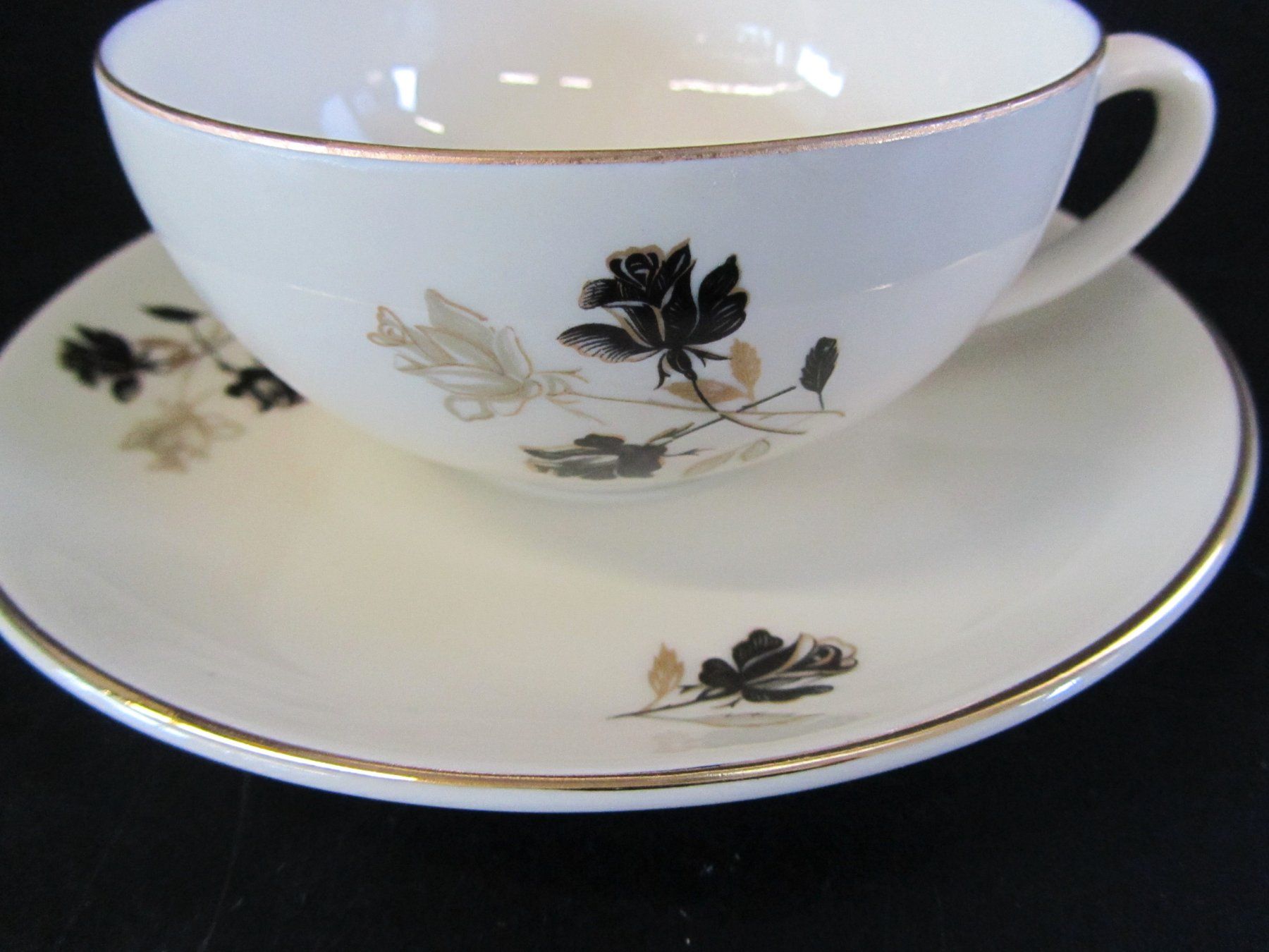 Set di piatti: Teeservice mit schwarzen Blumen – Usato da Muhen venduto da Restwert_Muhen 2
