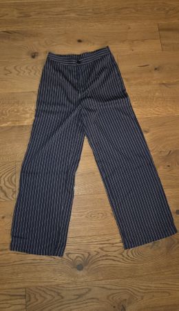 Elegante Bundfaltenhose, Nadelstreifen, Gr. M, Neu