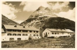 Berninahaus   GR  -   Pension BERNINAHAUS mit Piz lv um 1930