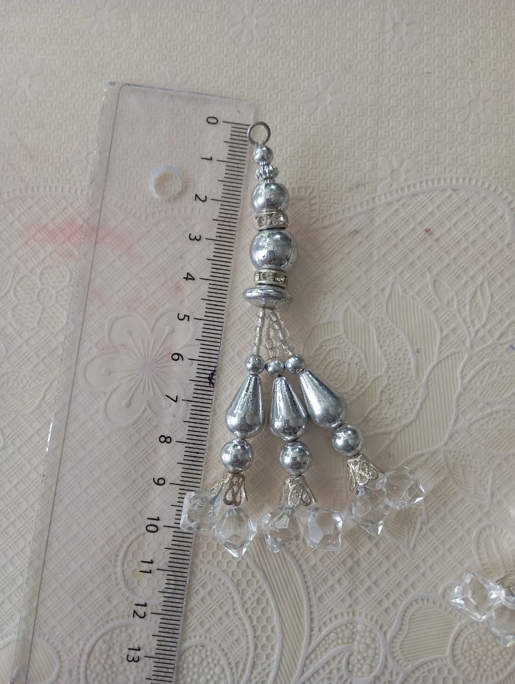 Tutte le decorazioni: Decorative silver bead tassels acceptable condition – Nuovo (secondo la descrizione) da Bern venduto da pav_8b6j 1