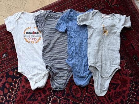 4 Baby Bodys Kurzarm Gr. 86-98, Baumwolle