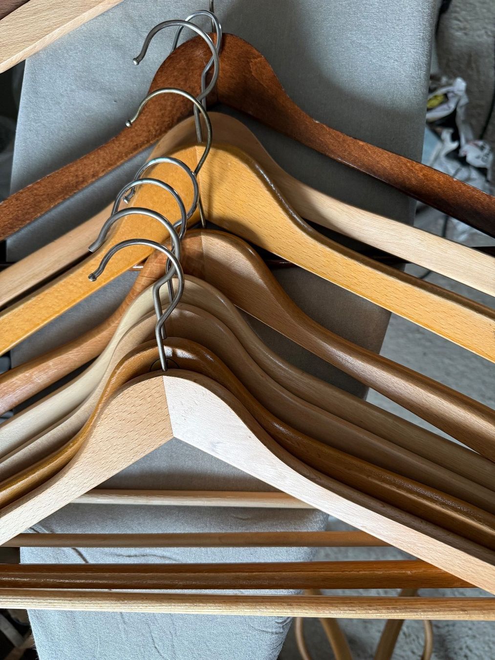 Kleiderbügel: Qualitäts - Holz-Kleiderbügel - mit Passform u. Querleiste – Gebraucht aus Bern von rewe45 2