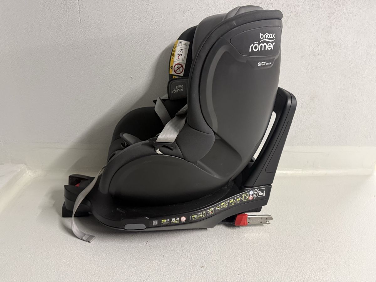 Britax Römer Seggiolini per auto: Britax Römer Dualfix M i-Size Kindersitz – Usato da Dübendorf venduto da alexandru_gal 2