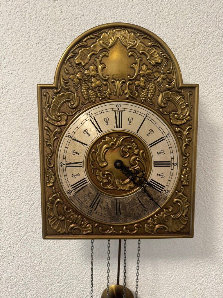 Orologi da terra & Orologi da parete: Dekorative Pendeluhr Messing Barock mit Ketten & Pendel – Usato da Zollikon venduto da olv_yp8p 1