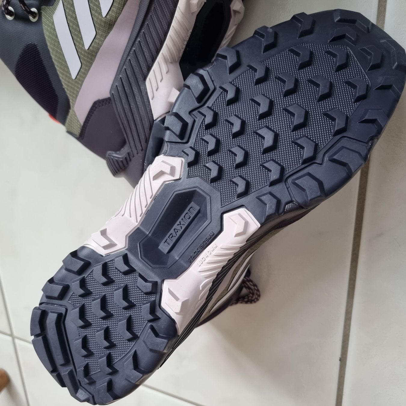 Adidas Damenschuhe: NEUE Adidas Terrex Wanderschuhe Wasserfest, Gr. 40 2/3 – Neu und originalverpackt aus Arth von Africa44 3