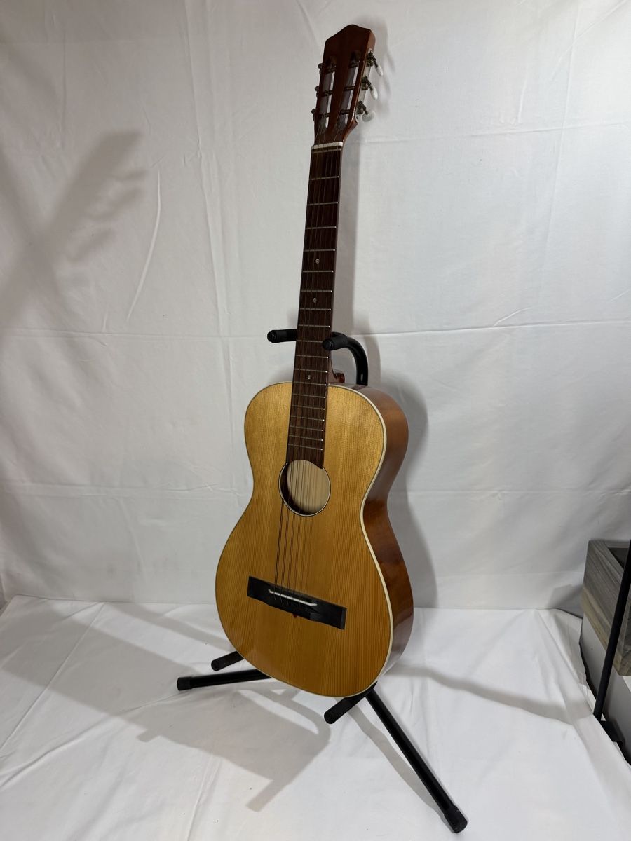 Strumenti musicali: Gitarre inkl. Ständer   – Usato da Oberwil BL venduto da Hariva 1