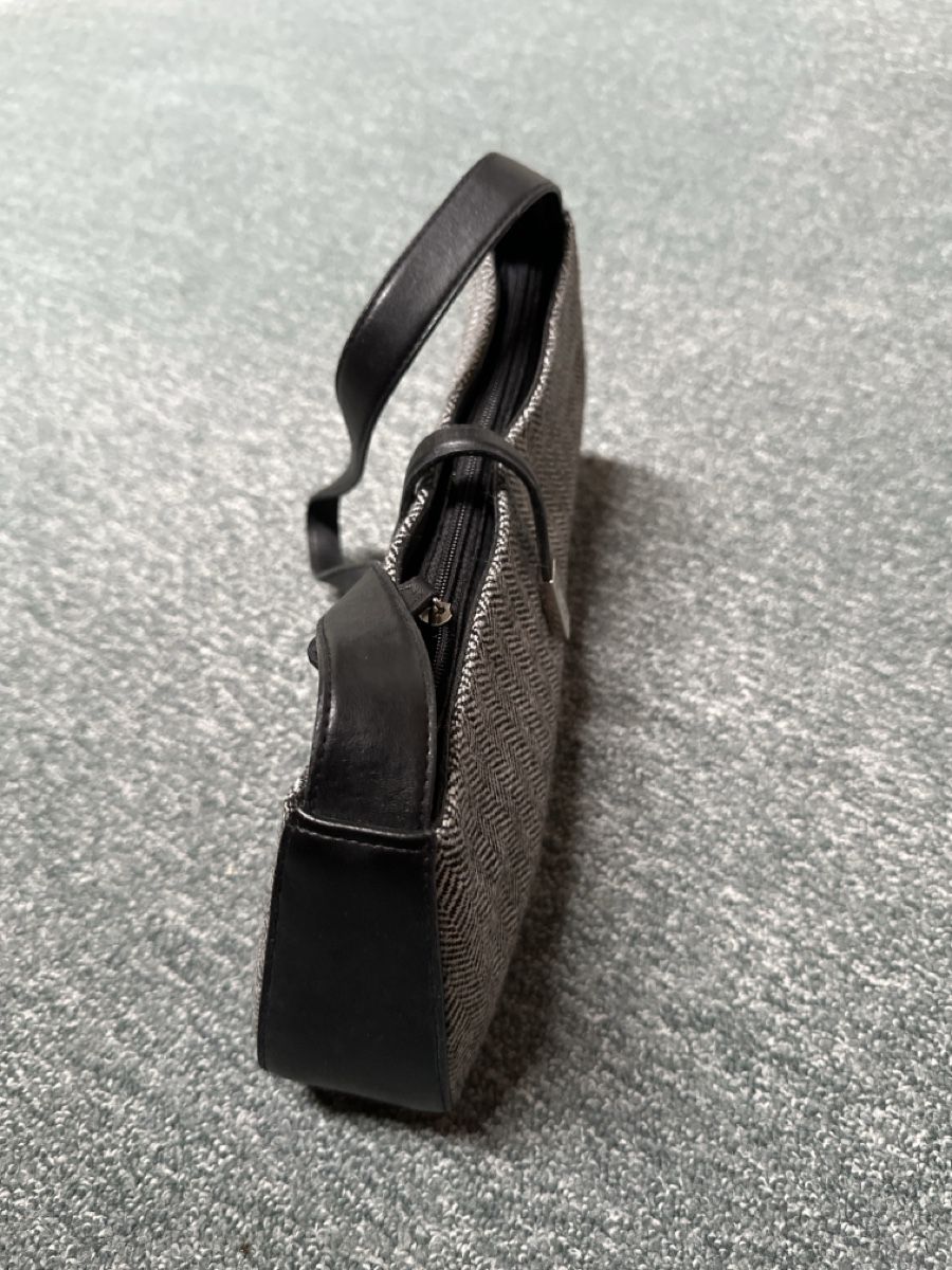 Taschen für Damen: Handtasche mit Reissverschluss  – Gebraucht aus Baltschieder von YmroBe 1