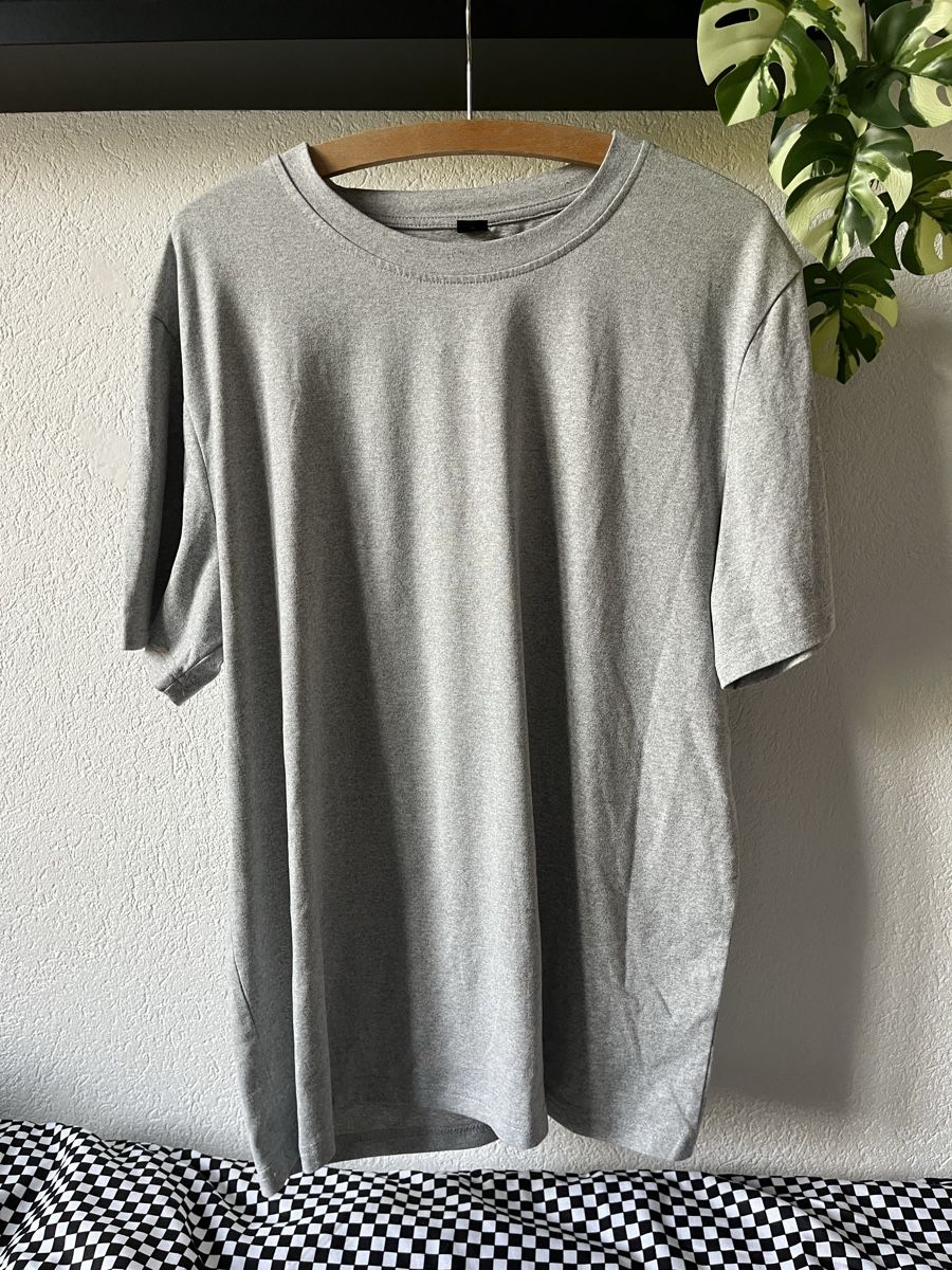 Shein T-shirt: T-shirt gris M 🐰 – Nuovo (secondo la descrizione) da Bramois venduto da cyr_sb8d