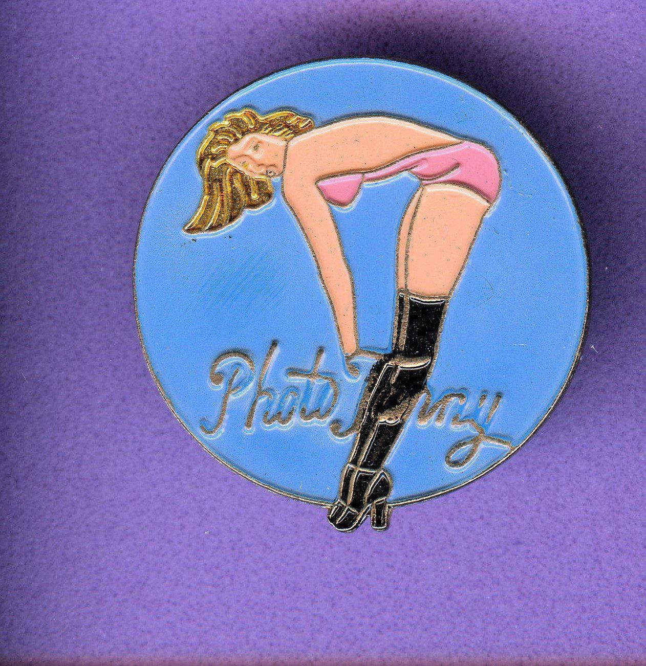 Placchette & Badge: PIN - UP  GIRL – Usato da Winterthur venduto da Sammleroase