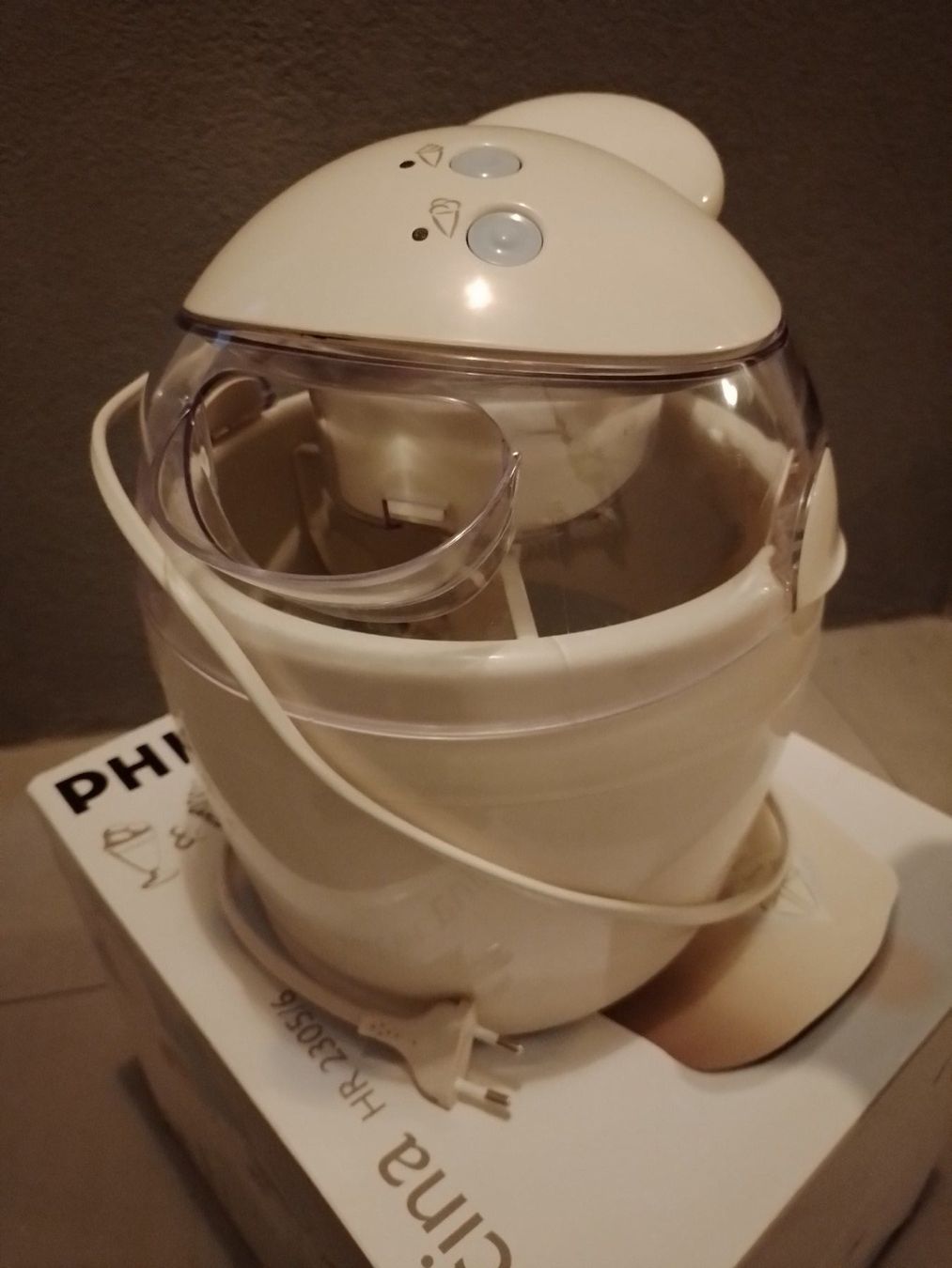 Philips Küchengeräte: Glacemaschine Cucina Philips für Soft- oder Kompakteis – Gebraucht aus Udligenswil von LuziaMaria
