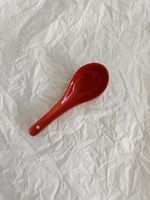 Kleiner roter Löffel aus Keramik