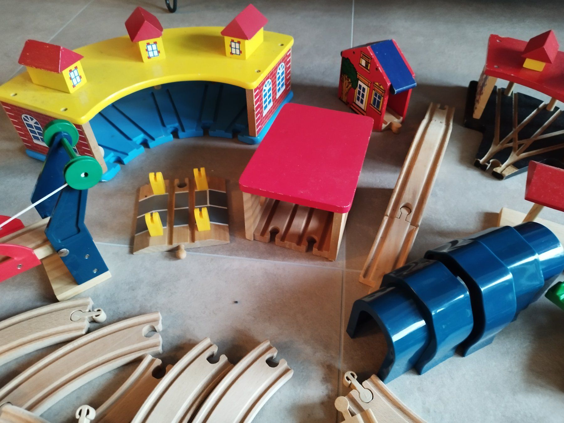 Jouets: Superbe collection de train en bois – D'occasion à Boécourt par aur_d8t5 2