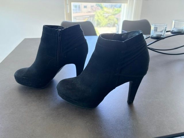 Damenschuhe: Bottines noires à talons en tissu – Gebraucht aus Dompierre FR von Laetitia1999 1