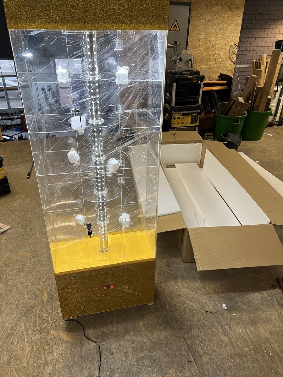 Vetrine: Glasvitrine Schaufenster mit 6 Regale – Nuovo e nell'imballaggio originale da Dietikon venduto da burak_taci 1