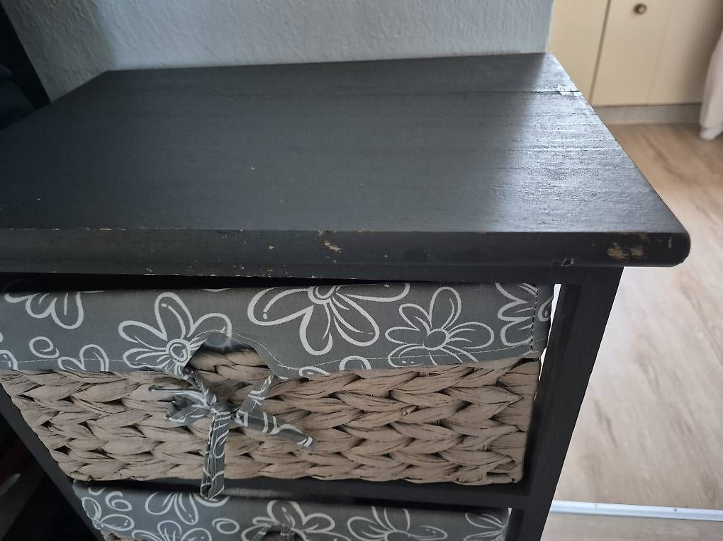 Cassettiere: Schöne Holzkommode mit Korbschubladen – Usato da Winterthur venduto da electone 2