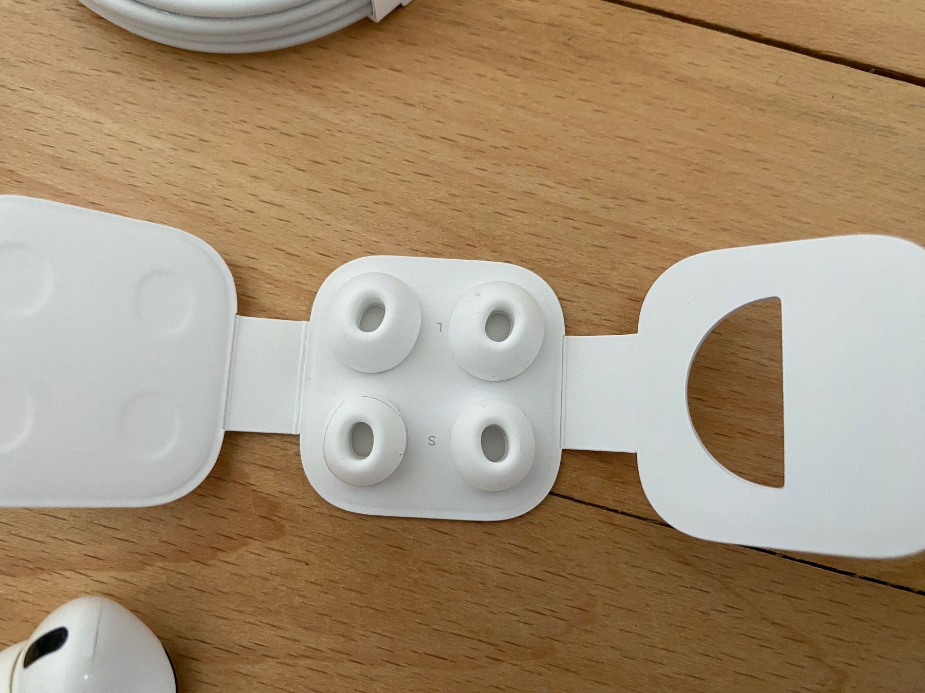 Apple Cuffie: Apple AirPods Pro with Wireless Charging Case – Difettoso da Rüti ZH venduto da Ckr 2