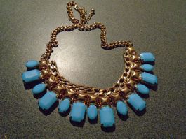Kette goldfarbig/hellblaue Steine