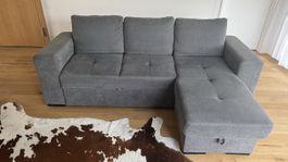 Graues Ecksofa mit Schlaffunktion und Stauraum