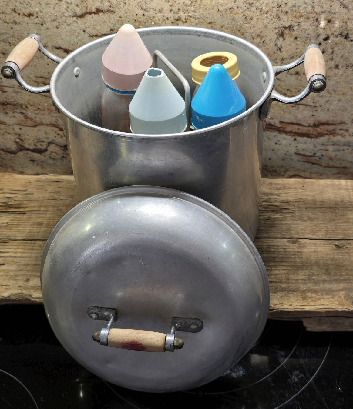 Flaschen: Antiker Topf mit Original Glasflaschen – Gebraucht aus Walkringen von Vanuca 3