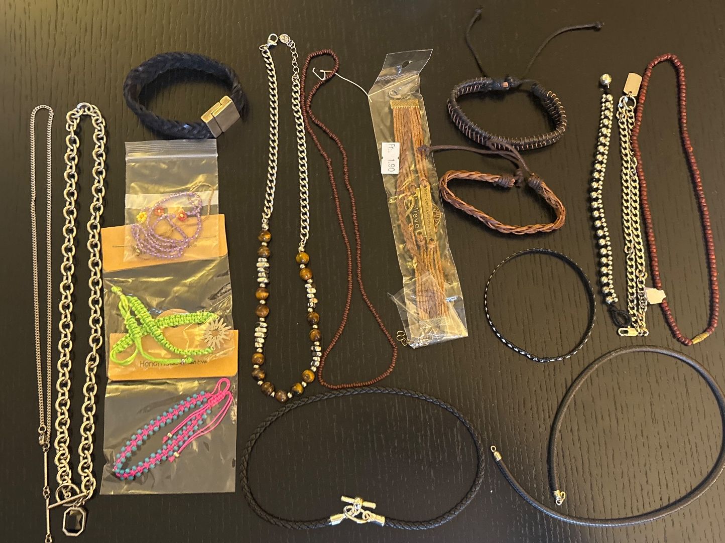 DJECO L'Art Du Fil – Coffret Perles Et Bijoux – 450 Perles + 8 Charms – 4-8 Ans
