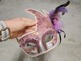 Venezianische Maske in Lila mit Federn