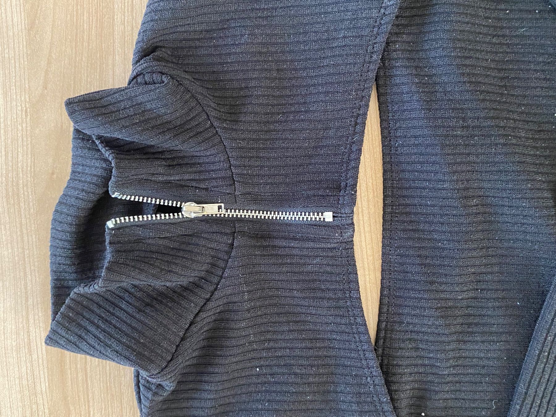 Camicette, T-shirt & Top: Divided, Oberteil mit Reissverschluss, Schwarz, Grösse S – Usato da La Tour-de-Peilz venduto da leu_hnf6 1