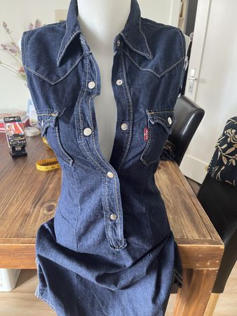 Robe en jean Levi's sans manches  S neuve lisez les mesures