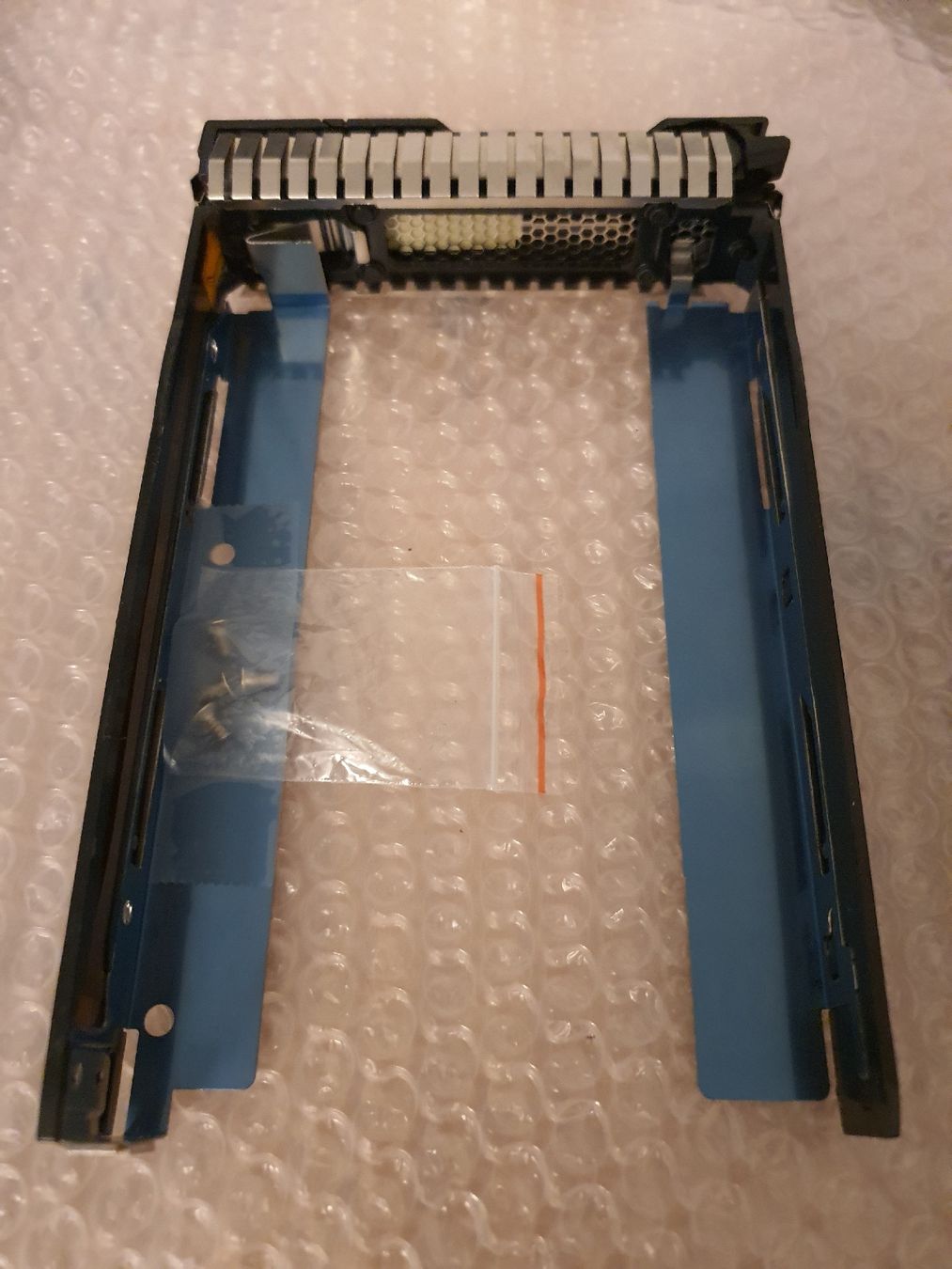 Hewlett Packard Server: HP 3.5" caddy for ProLiant Gen8 – Gebraucht aus La Tour-de-Peilz von Gbes 2