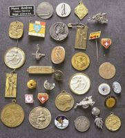 35x Abzeichen Medaillen Schweiz 35x Insignes Badges Divers