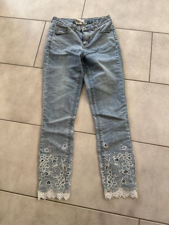 Helle Jeans mit Spitze, Grösse 34, ideal für den Sommer!