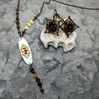 Boucles d'oreilles et collier de style antique