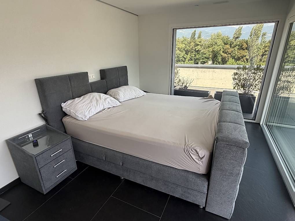 Letti: Lit Boxspring électrique avec Télévision incorporée – Usato da Monthey venduto da montheyenvalais 4