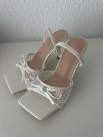 Weisse Sandalen mit Spitze und Schleife Grösse 37