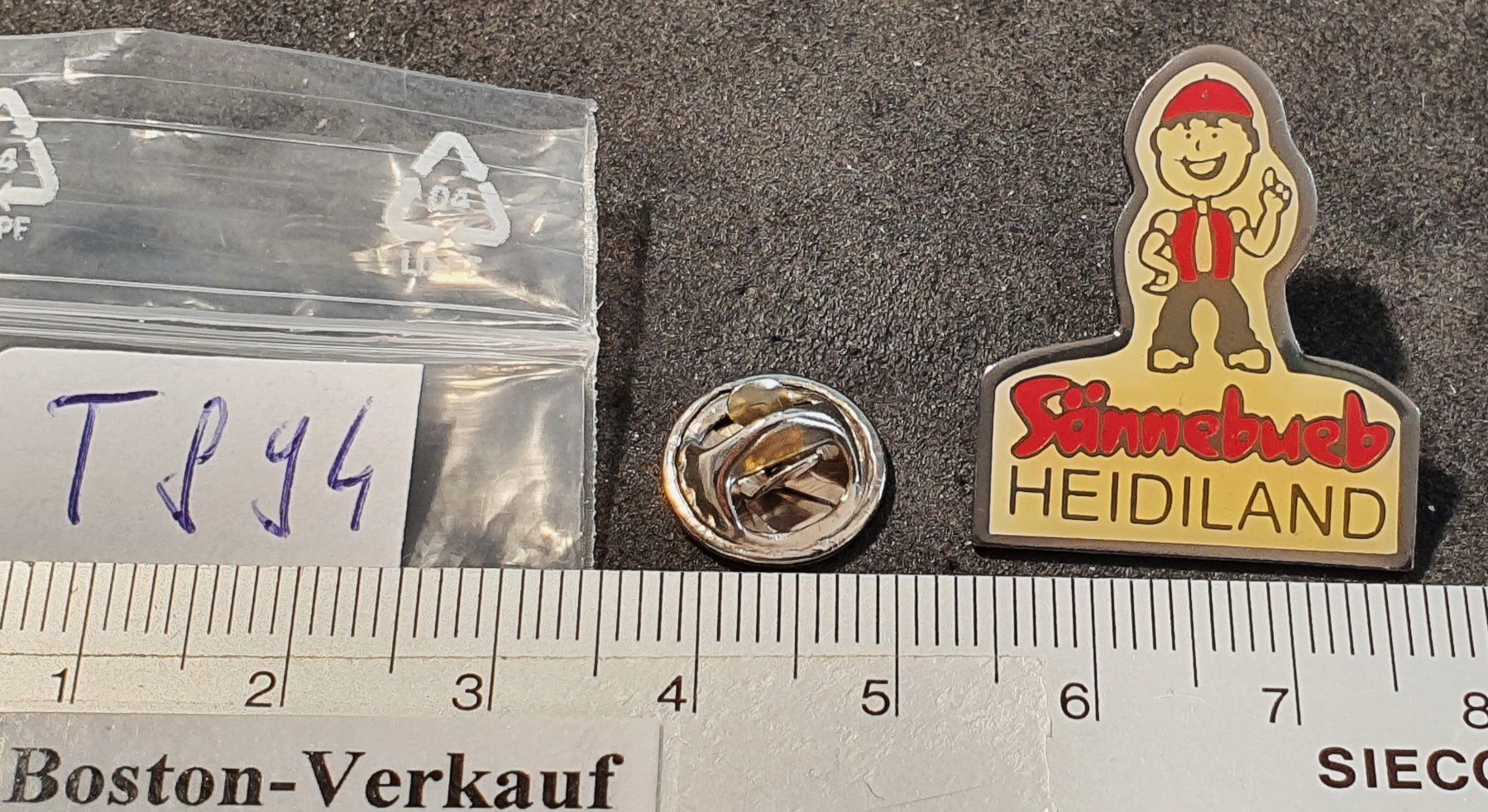 Plaketten & Abzeichen: T894 - Pin Sännebueb Heidiland Peter – Gebraucht aus Reinach BL von Boston-Verkauf 1