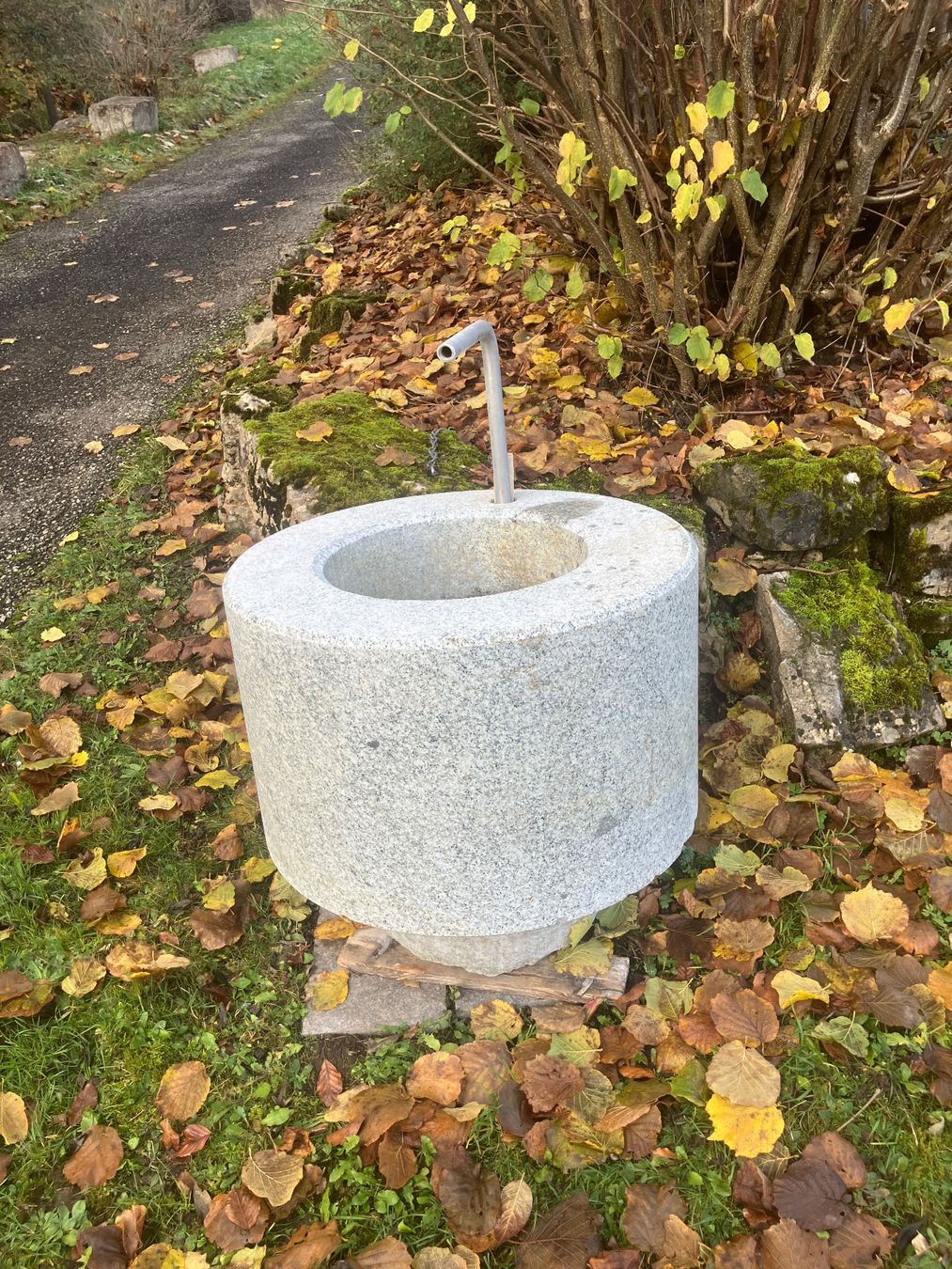 Teiche & Zierbrunnen: BRUNNEN , moderner Naturstein-Brunnen – Neu (gemäss Beschreibung) aus Stüsslingen von Ubill 1