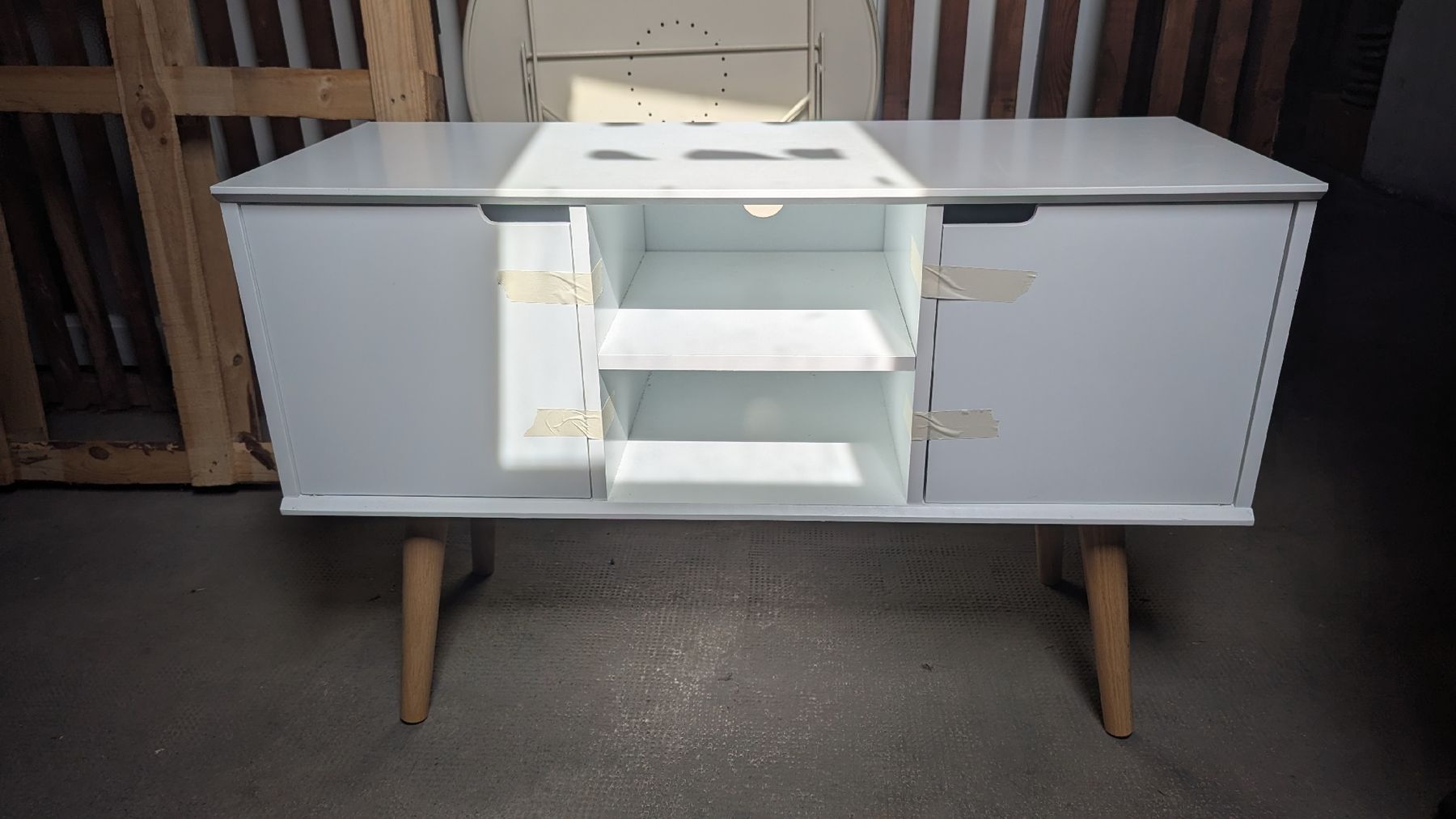 Mobili TV: Sideboard weiss mit hohen Holzfüssen – Usato da Basel venduto da yas_scs9