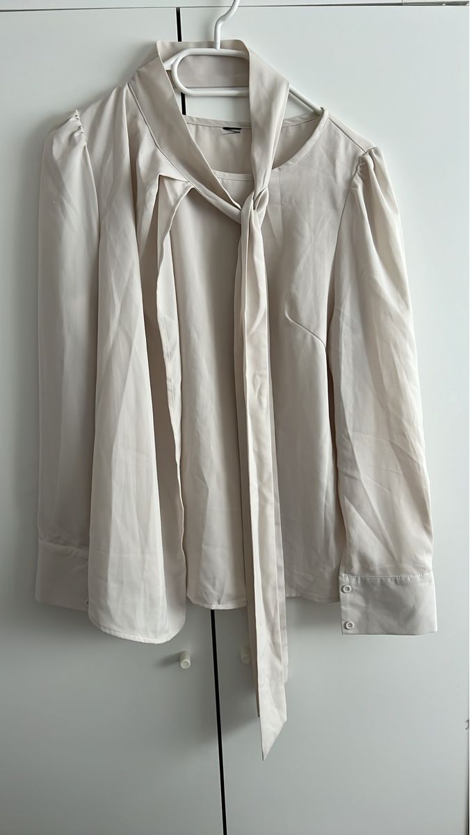 Shein Blusen: Chemisier beige avec nœud taille S – Neu (gemäss Beschreibung) aus Renens VD von sar_bwz5