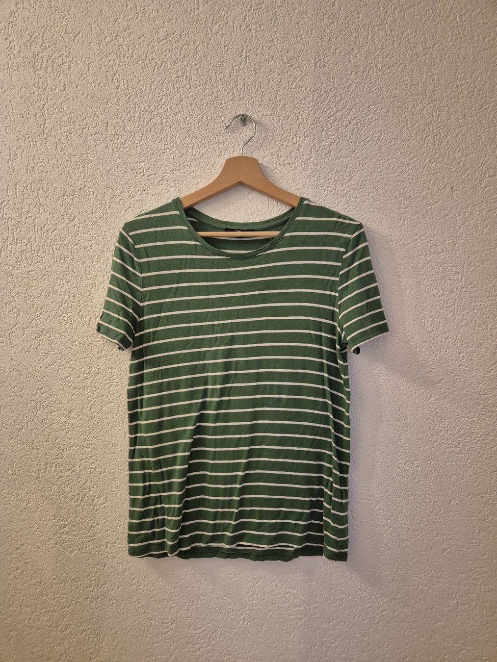 T-shirts: T-shirt vert à raies blanches – D'occasion à Neuchâtel par Cor4