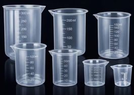Lot de 7 petits verres doseurs gradués en plastique