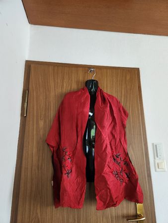 Écharpe rouge en soie 100% avec broderies, idéal printemps/é