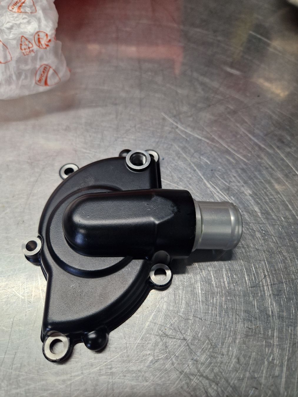 Ducati Tutti i ricambio per moto: Ducati 1198 Wasserpumpendeckel NEU – Nuovo e nell'imballaggio originale da Zofingen venduto da Alberto_La_Mattina