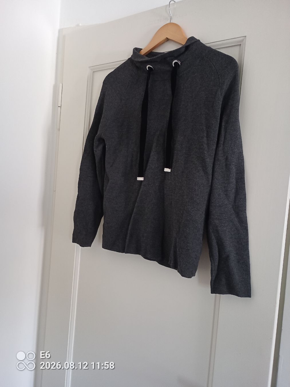 Pulls & Sweat-shirts: Grauer Pullover mit Kordel  – D'occasion à Zürich par Mitzi6