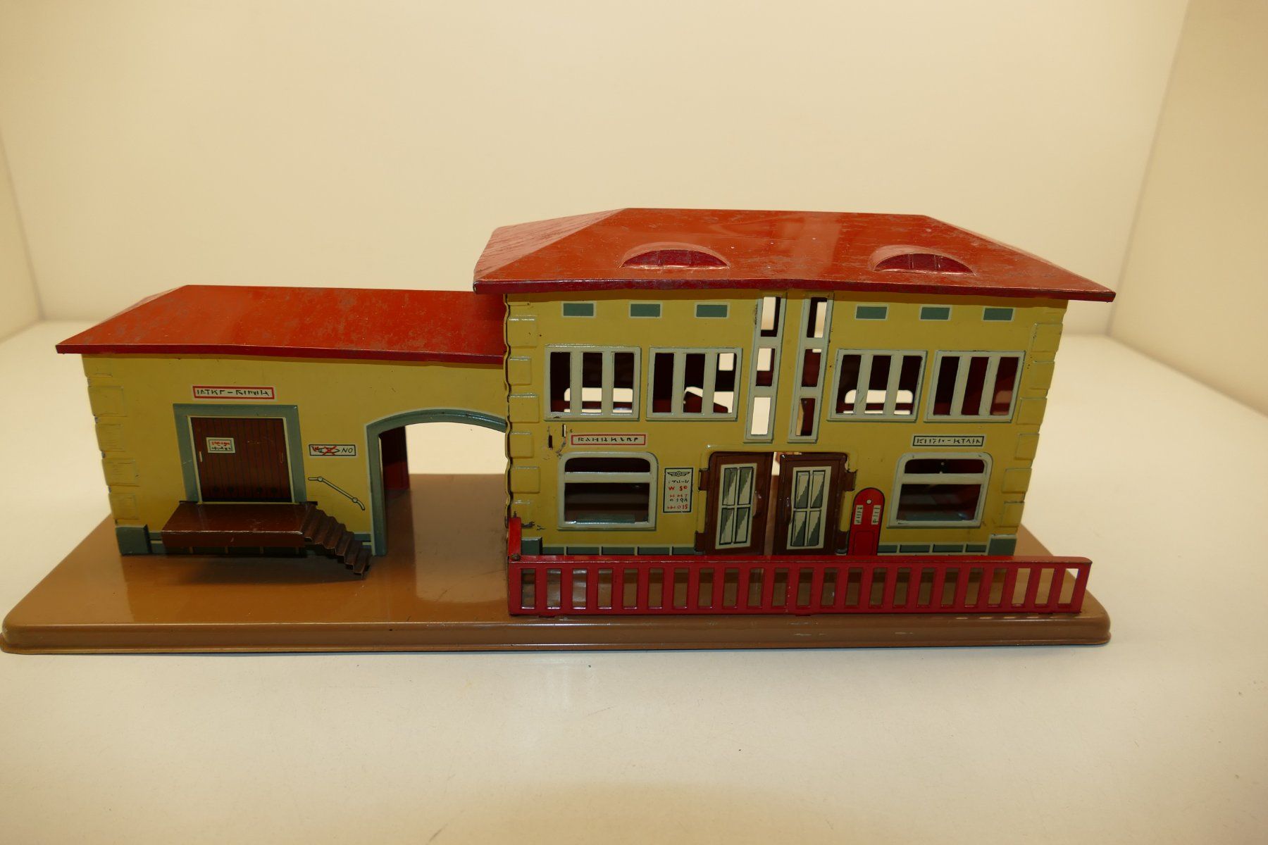 Modelleisenbahnen: Spur 0: Blechbahnhof – Gebraucht aus Niederhasli von rail-duerst