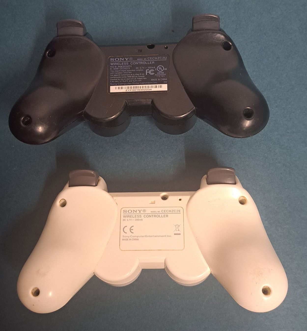 Sony Controller: Ps3 Controller  weiss  und schwarz original Sony  2 Stück – Usato da Biel/Bienne venduto da Sasha4u 1