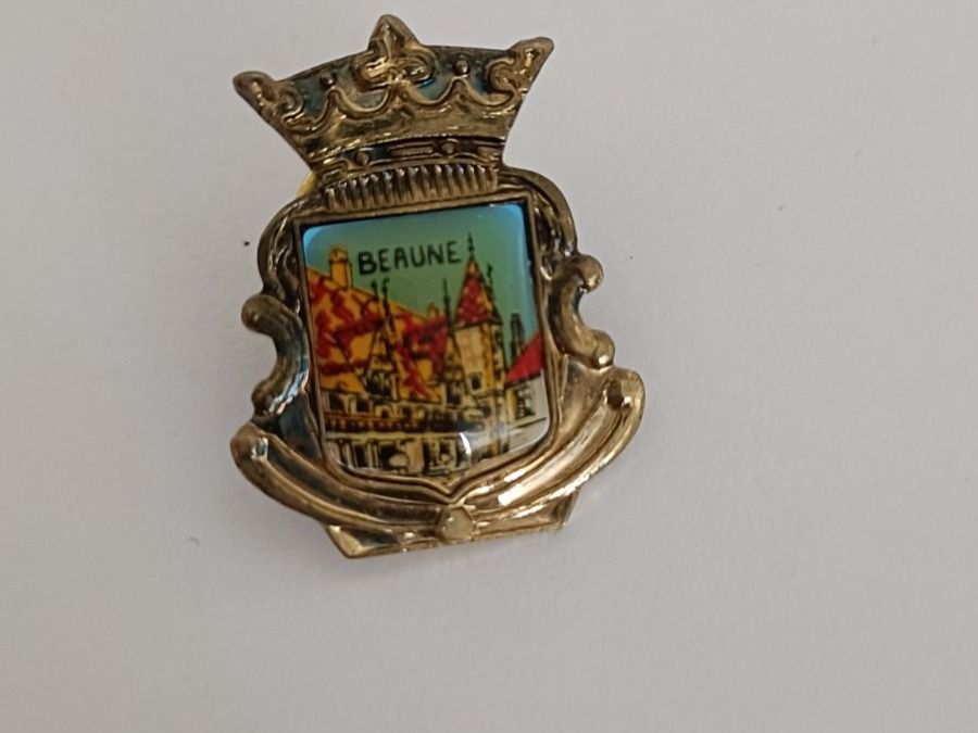 Placchette & Badge: Pin Beaune - Box 30 – Usato da Köniz venduto da Pinscollect