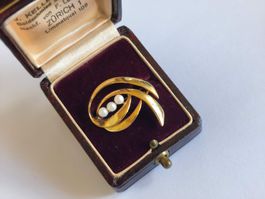 Brosche goldfarben mit drei echten Perlen guter Zustand 4cm